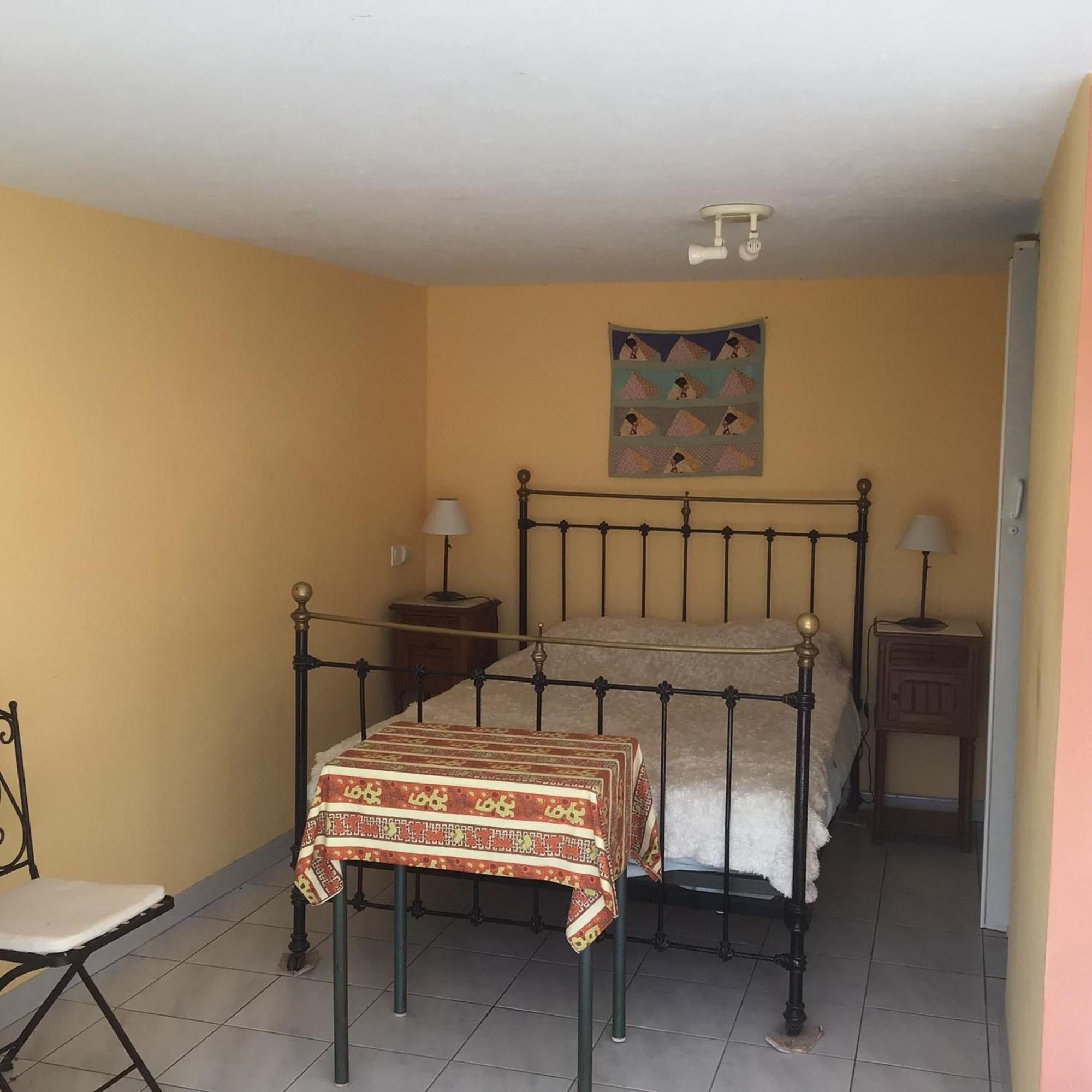 Les Conils - Gites Et Chambres D'Hotes Saint-Pierre-de-Vassols Ruang foto